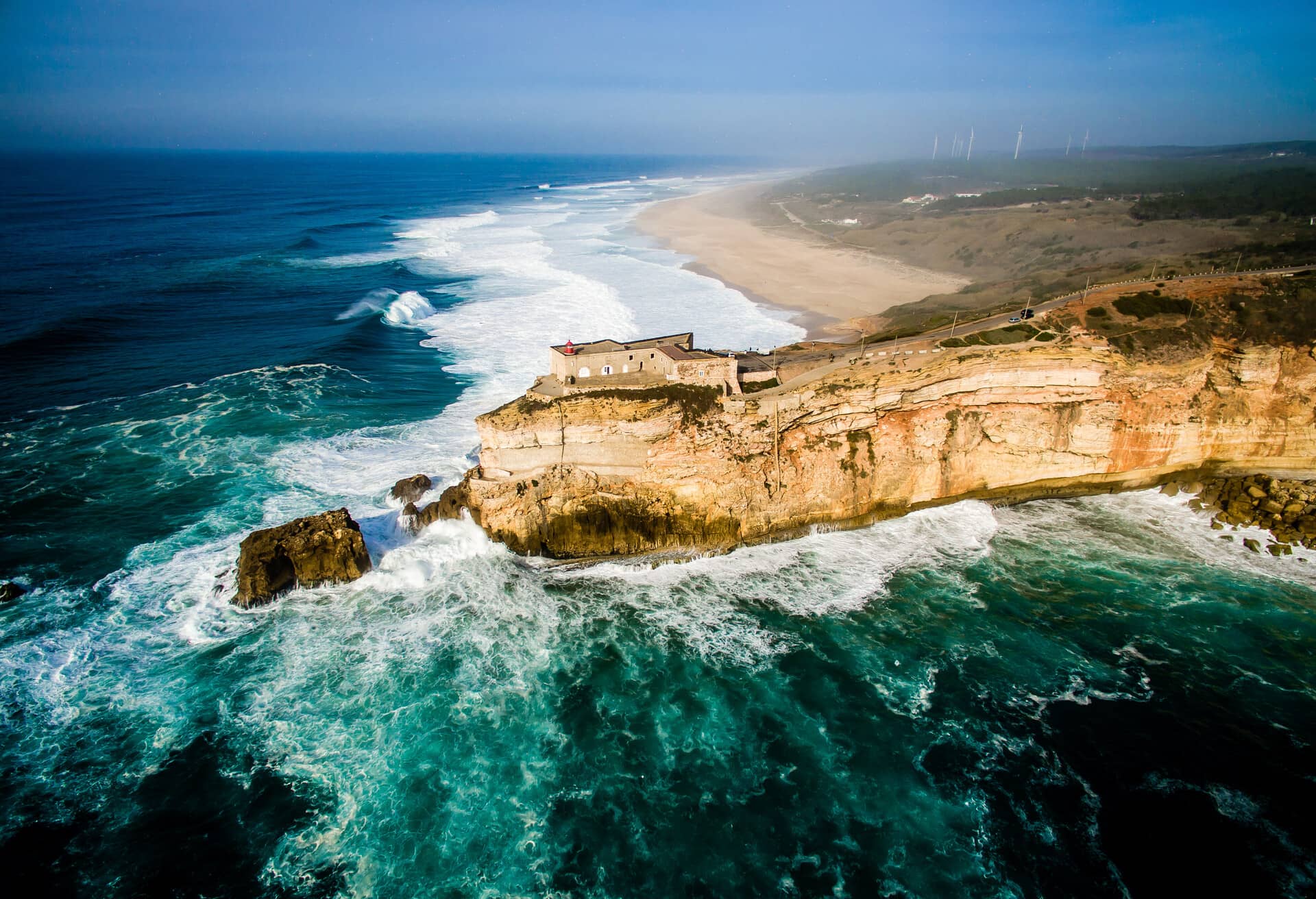 O priveliște deasupra stâncilor oceanice în Portugalia.