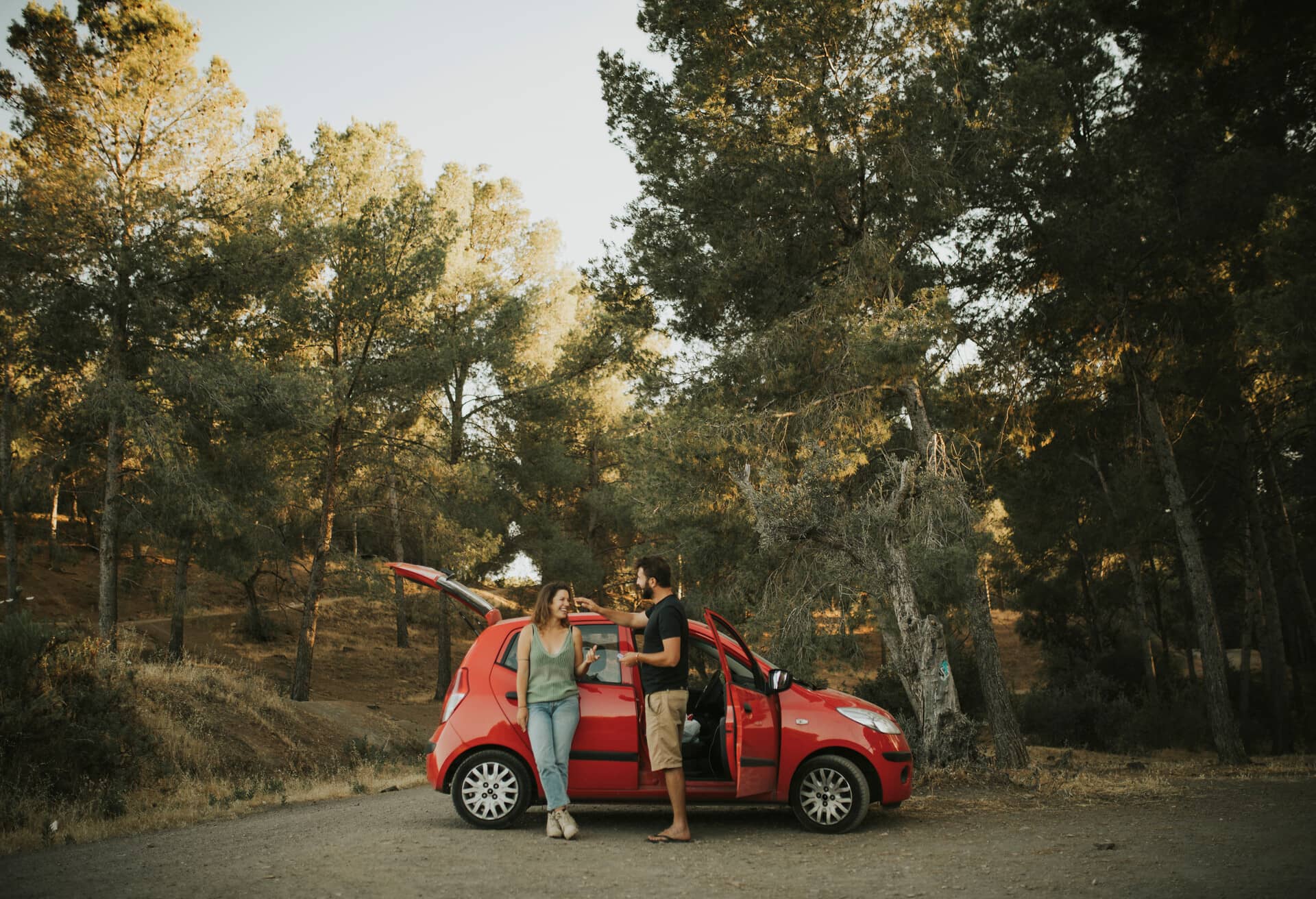 Un cuplu într-o vacanță cu mașina în Spania, bucurându-se de vremea însorită.