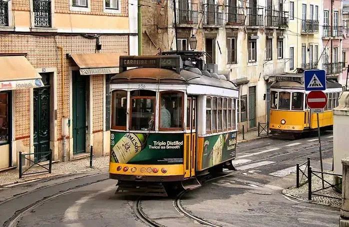 Când vă plimbați prin Alfama, admirați așa-numitul „tramvai galben fără cai” de-afară pentru că acest cartier se savurează încet, molcom... ca pe-o cafea bună într-o duminică friguroasă