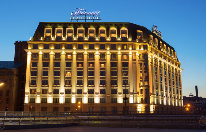 După căderea soarelui, luminile Hotelului Fairmont Grand veghează sfidător Kievul