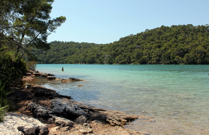 Un barbat la scaldat in apele Insulei Mljet. 