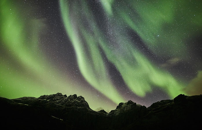 Și uite-așa obișnuiesc Luminile Nordice să danseze pe cerul de noapte înțesat de stele