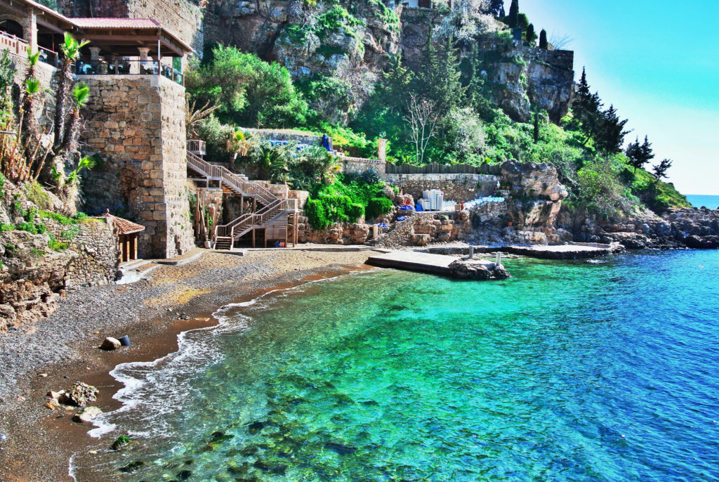 Relaxarea de la malul Antalyei mediteraneene