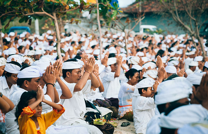 ritual-melasti-in-bali-ce-sa-faci-in-bali