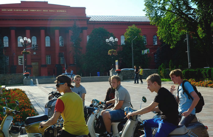 În depărtare... universitatea; în prim-plan... cuiva nu-i prea arde de cursuri. Păi cine-a comis greșeala de-a pune facultate în inima Parcului Taras Shevchenko?