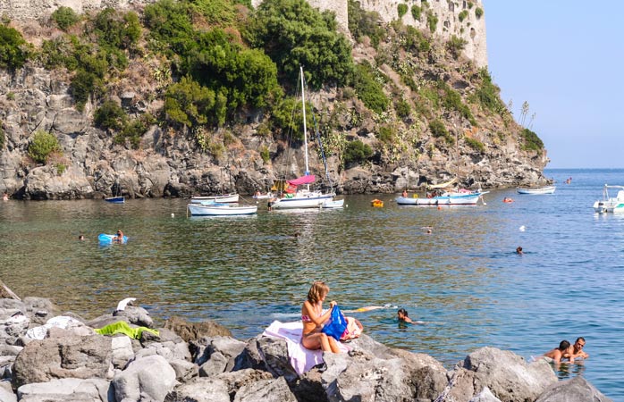Insula Ischia este locul unde personajele principale, Elena și Lila, își petrec vacanța de vară și unde nu vei concepe să nu aterizezi vara asta