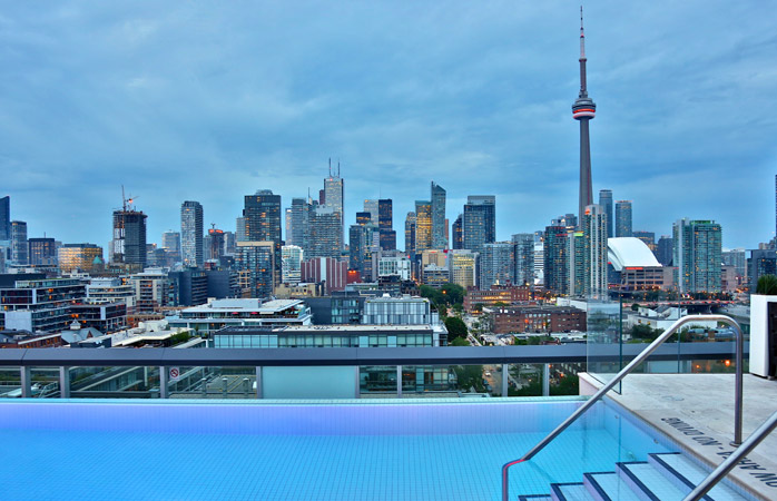 The-Thompson-Hotel-Toronto-hoteluri-cu-piscine-piscina-pe-acoperis-piscine-extraordinare