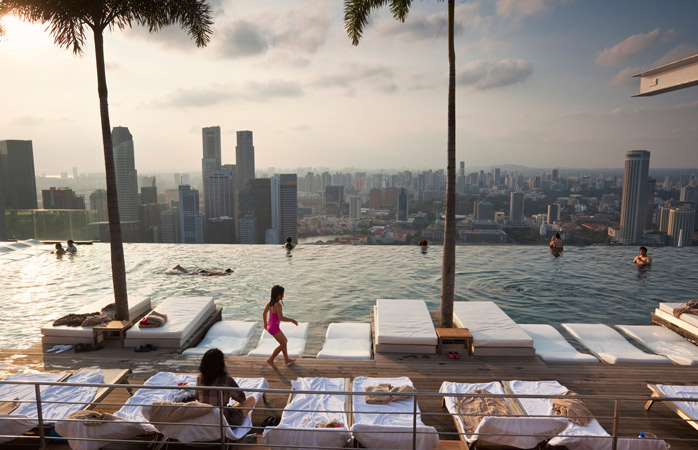 piscina-infinity-Marina-Bay-Sands-hoteluri-cu-piscine-piscine-pe-acoperis