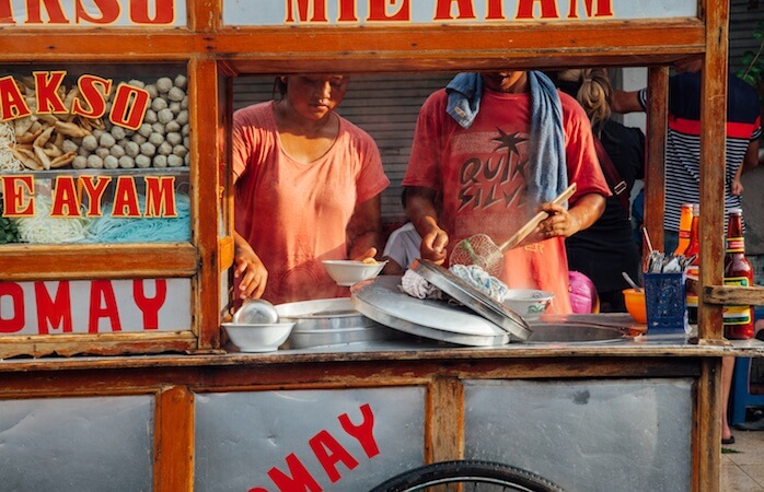 Niciun motiv să nu te năpustești sălbatic asupra unei supe cu perișoare cumpărată din plină stradă din Ubud, Bali