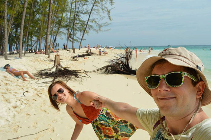 ... și iată-i pe cei doi pe plaja Koh Phi Phi din Thailanda unde ar putea rămâne-o viață