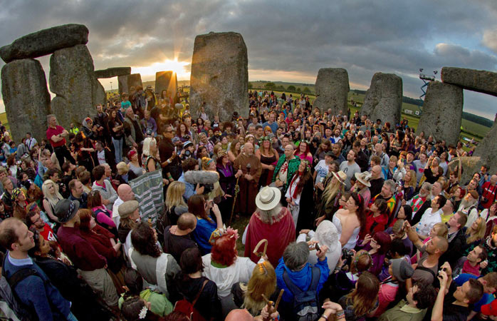  Druizi și păgâni sărbătoresc cot la cot solstițiul de vară la Stonehenge