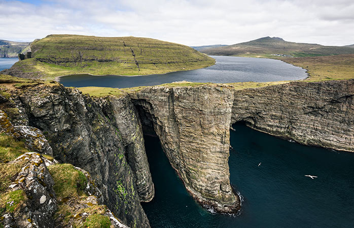 Împreunarea lacului Leitisvatn cu dealul Trælanípan este locul unde fapte abominabile au avut loc