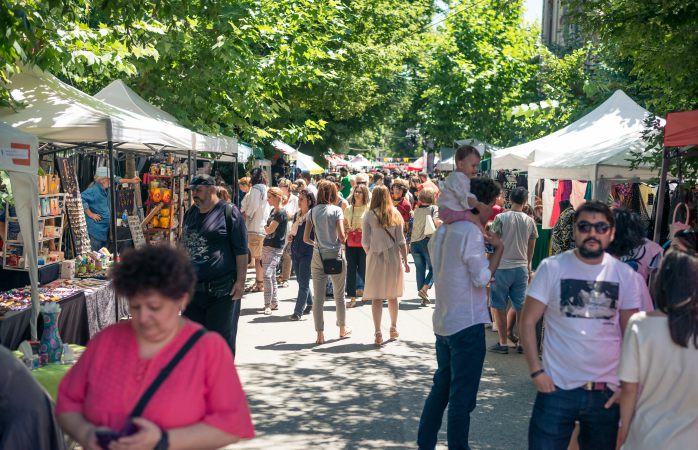 Exact când vara intră în scenă, strada Verona îmbracă altă mantie