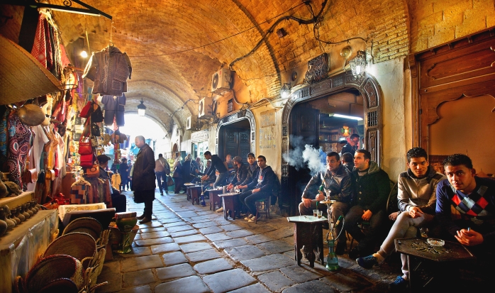 Turiști prin bazarul Medina din Tunis.