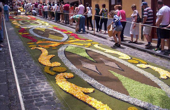 Covorul de flori de la Corpus Christi din La Orotava și cineva mai rebel decât mulțimile supuse care merg în linie