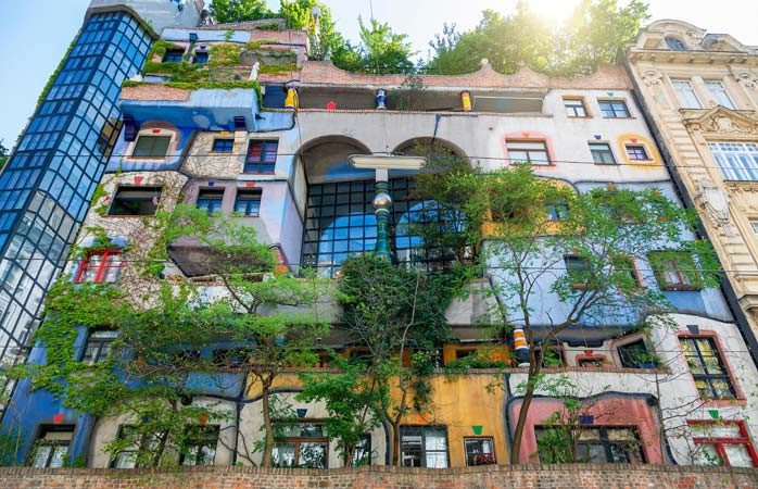 Îți prezentăm Casa Hundertwasser, construită între 1983 și ’85, unde numărul copacilor (200) depășește degajat numărul apartamentelor