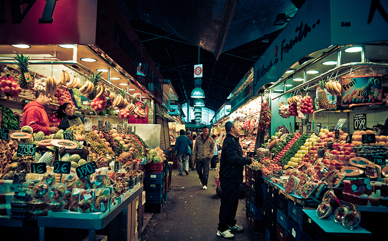 Un rând de standuri la piața La Boqueria din Barcelona.