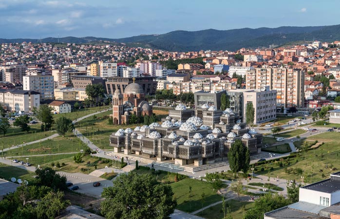 Asta ai înțelege dacă, pasăre fiind, ți-ai face veacul deasupra Librăriei Naționale din Kosovo