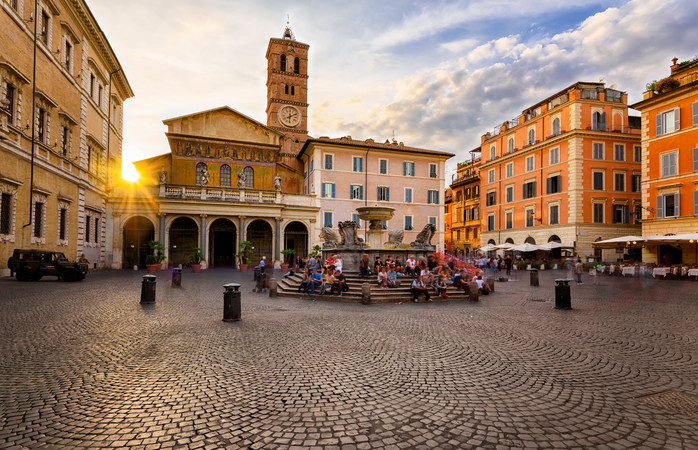Urmărește molcom trecerea după-amiezei în Trastevere și ia aminte la cum se bea un espresso sau un pahar de vin în stil italian