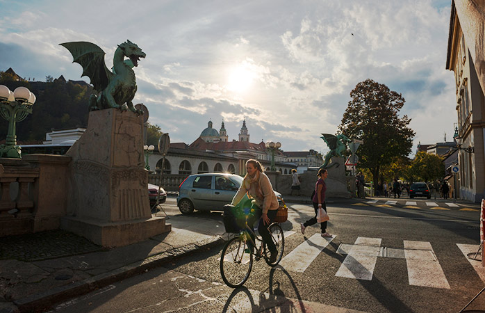 Și mulțimile își țin răsuflarea, întrebându-se dacă dragonul va da din coadă, Podul Dragonului din Ljubljana, Slovenia