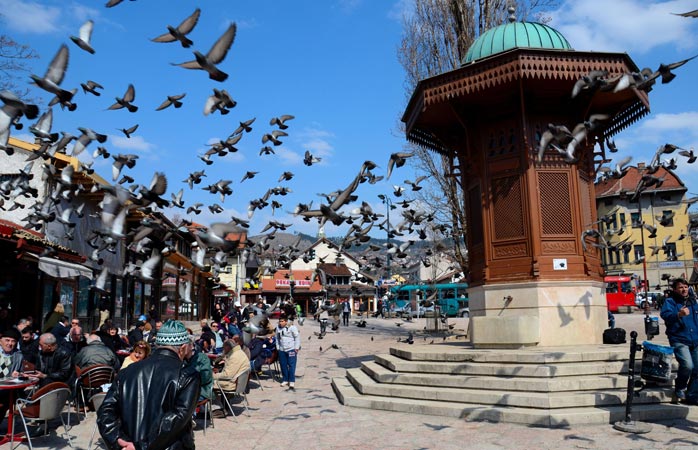 Fântâna Sebeilj din Sarajevo și-a însușit rolul de simbol al centrului istoric otoman, Baščaršija (probabil nici nu tu ai rezistat ispitei de a încerca să îl pronunți)