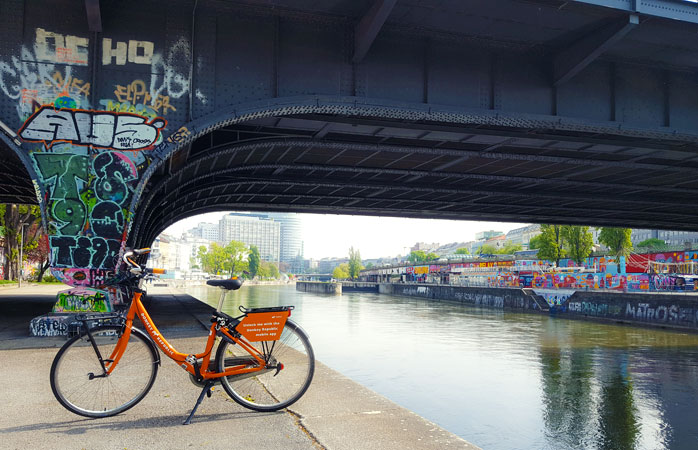  (chiar dacă ești în străinătate...) Leagă-ți bine bicicleta și sari într-o barcă să te plimbe în lungul și-n latul Vienei