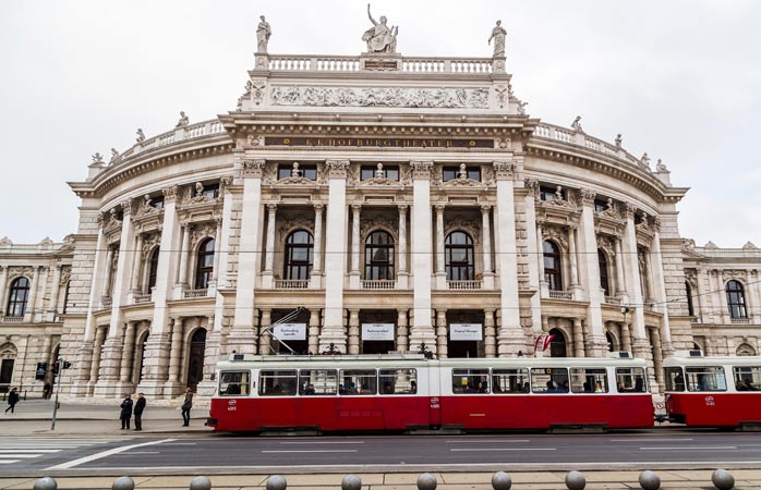 Fațada elegantă a teatrului Burgtheater te-mbie înăuntru de mama focului