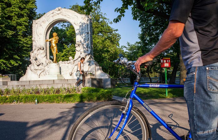  Frâână! Frână și moment de reculegere în fața monumentului dedicat compozitorului Johann Strauss (plus o fată drăguță) din fața parcului Stadtpark