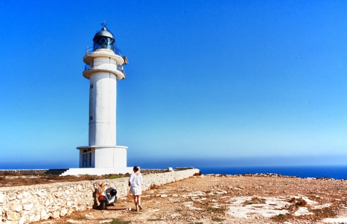 O femeie lângă Farul din Formentera.