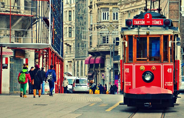 Dacă ai impresia că ai mai văzut pe undeva tramvaiul, e prea posibil. E un soi de simbol al Istanbulului și își croiește drum pe străzile din Taksim