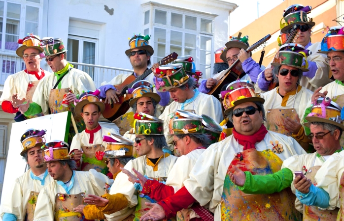 Bărbați cântând serenade la Carnavalul din Cádiz.