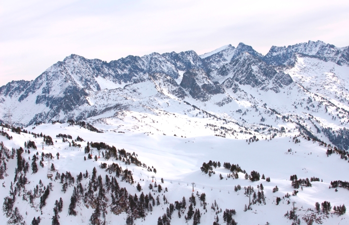 Valea înzăpezită din stațiunea de ski Baqueira-Beret.