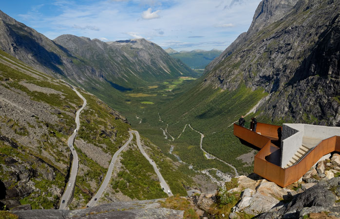  Nici nu-ți închipui câte aventuri te așteaptă în Norvegia, iar drumul șerpuitor de munte, Trollstigen, e doar una dintre ele