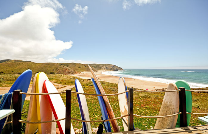  Ce spui de mixul ideal dintre statul la cort și câteva lecții de surf, pe coasta vestică și însorită a Portugaliei?