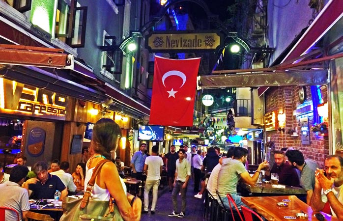  Krependeki İmroz își face culcuș în inima agitată a bulevardului Nevizade, o alee înțesată de restaurante și bunătățuri