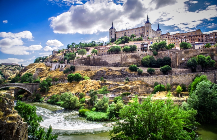 Zidurile fortificației din Alcázar, ce se ridică mândre în cel mai înalt punct din Toledo.