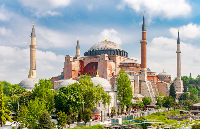  Cândva biserica, apoi moschee și în prezent... muzeu. Hagia Sofia este un monument religios care ar avea câteva lucruri de trecut în CV 