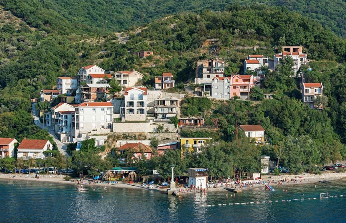  Parcă ascunsă cu șiretenie în Golful Kotor, stă plaja Lepetane