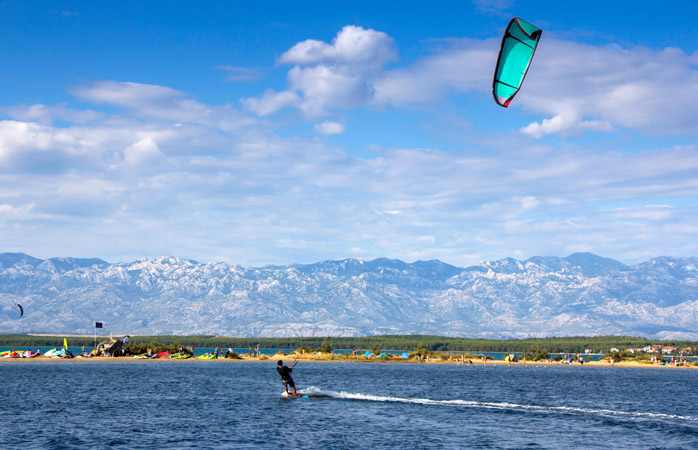 A zis cineva „kitesurfing când munții îți stau de strajă”? Păi s-o pornească numaidecât înspre Laguna Nin