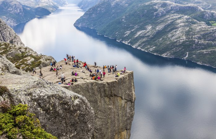 : Câți călători, atâtea guri căscate de splendoare, fjordului Preikestolen