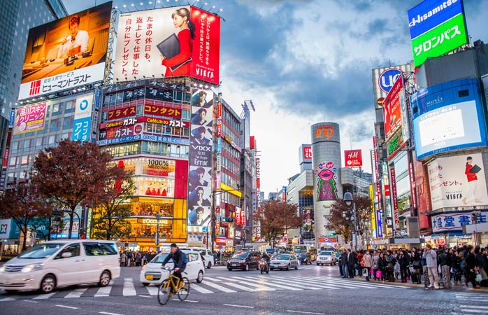 Pironește-te în intersecția fără capete din Shibuya și lasă lumea de lângă tine să se-agite ca o oală în fierbere