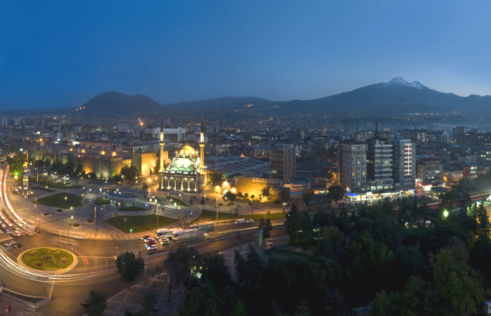 Centrul orașului în Kayseri noaptea.