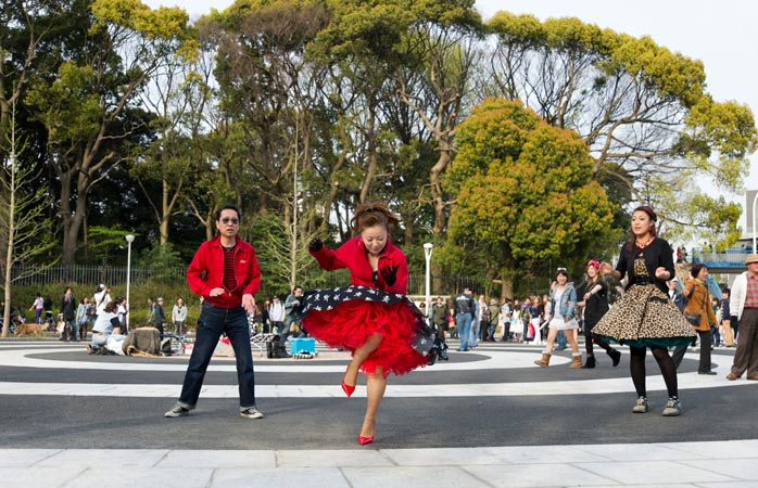 Dacă-ți învingi nerăbdarea și rămâi destul de mult timp în Parcul Yoyogi, s-ar putea să fii răsplătit cu o asemenea reprezentație