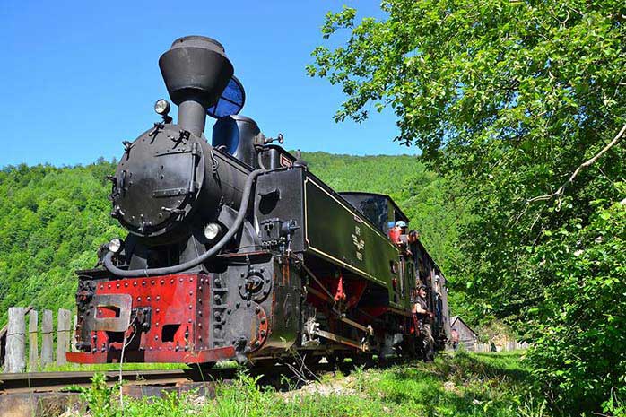 Cea mai veche locomotivă românească în drumul ei zilnic