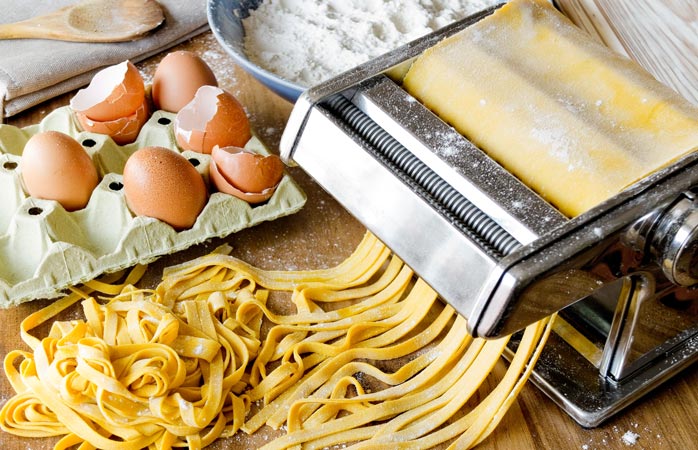 Urmărește cum munți de tagliatelle ies din mâinile tale folosind clasica mașină italiană pentru pregătit paste