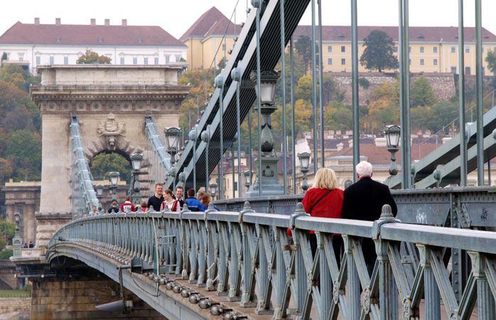 Plimbarea pe Podul cu Lanțuri se va lăsa cu poze și cu suspine de încântare