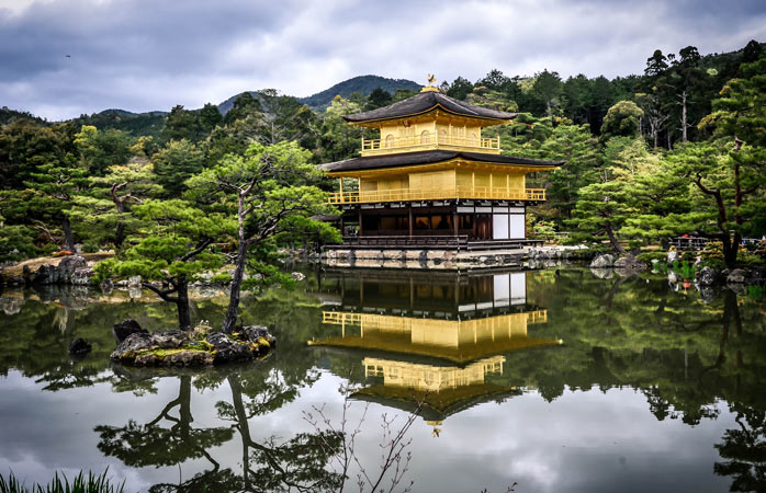  Templul Budist Zen, Kinkaku-ji, învelit într-un strat de aur, este una dintre cele mai celebre clădiri din Japonia