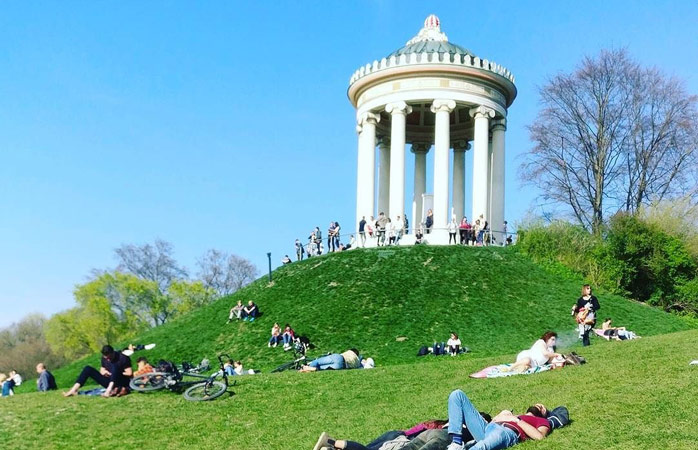 Englischer Garden este locul unde localnicii se scaldă în soare