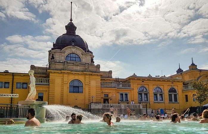 Nu sta timid pe margine udându-ți timid vârful piciorului, ci aruncă-te nestingherit în apele Băilor Széchenyi