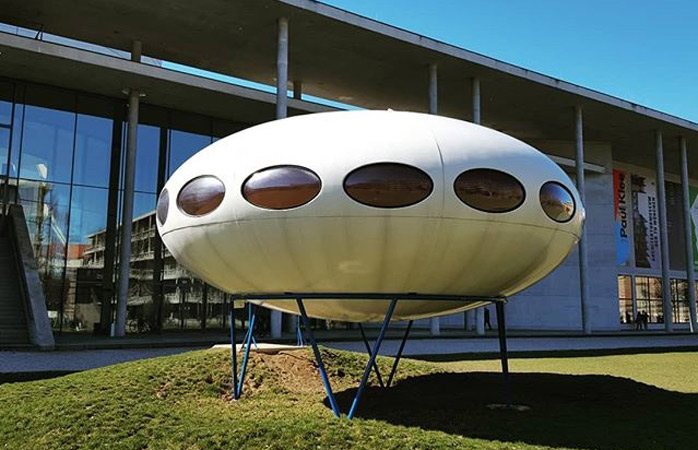  Dacă vrei să vezi cum arată viitorul, mergi la Pinakothek der Moderne și minunează-te pe peluza caselor Matti Suuronen’s Futuro 